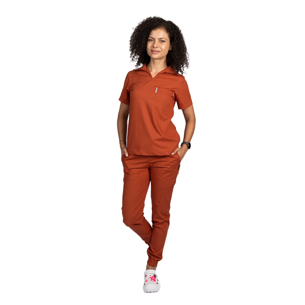 Costum de lucru cu elastan dama model polo caramel, cu bluza in V si pantaloni tip jogger, cu snur si elastic