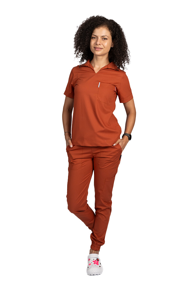 Costum de lucru cu elastan dama model polo caramel, cu bluza in V si pantaloni tip jogger, cu snur si elastic