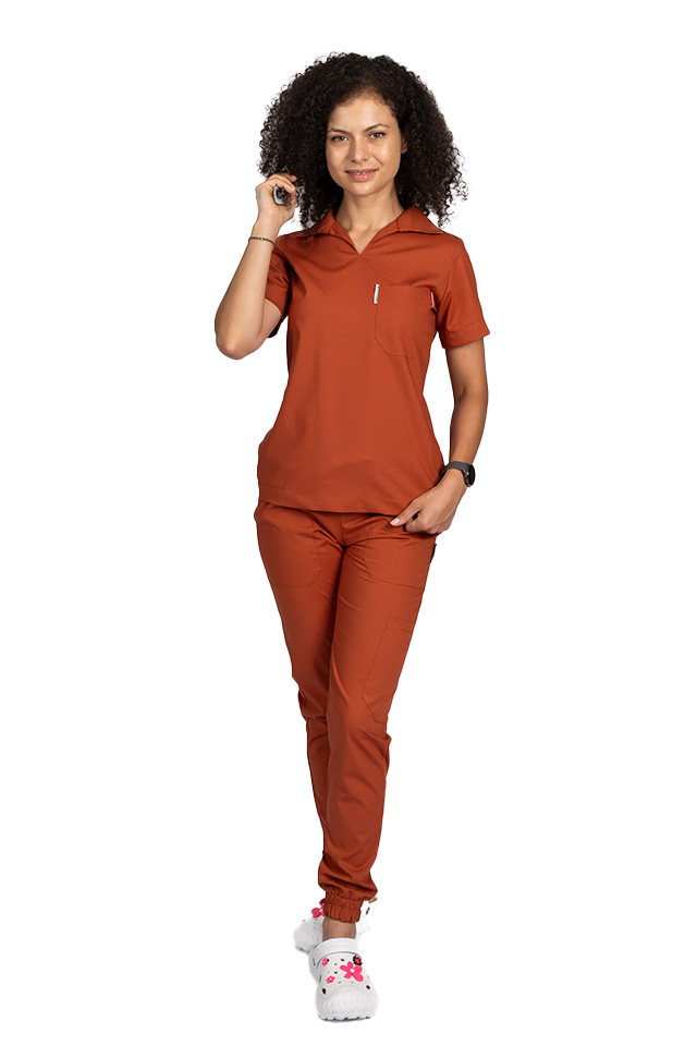 Costum de lucru cu elastan dama model polo caramel, cu bluza in V si pantaloni tip jogger, cu snur si elastic