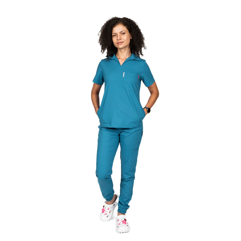 Costum de lucru cu elastan dama model polo aqua, cu bluza in V si pantaloni tip jogger, cu snur si elastic
