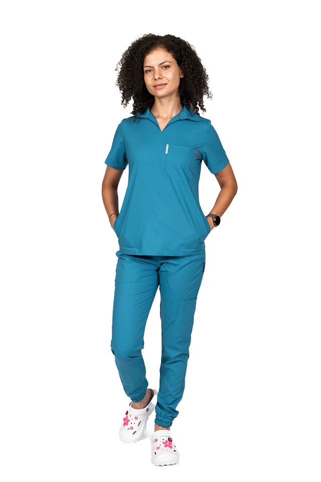 Costum de lucru cu elastan dama model polo aqua, cu bluza in V si pantaloni tip jogger, cu snur si elastic