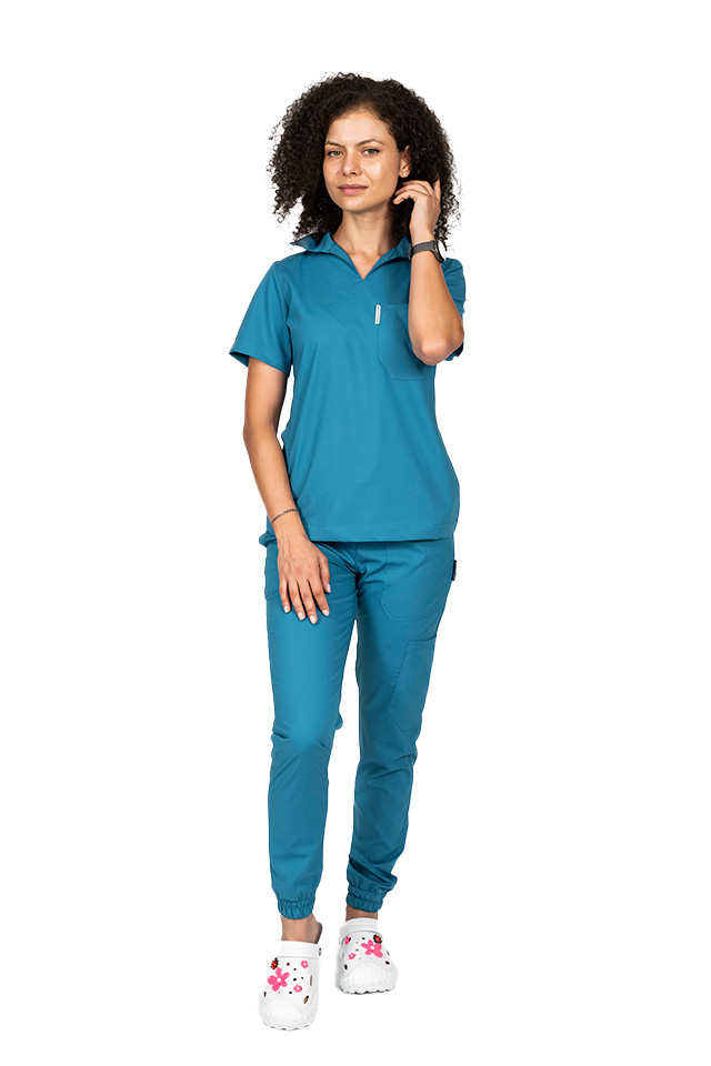 Costum de lucru cu elastan dama model polo aqua, cu bluza in V si pantaloni tip jogger, cu snur si elastic