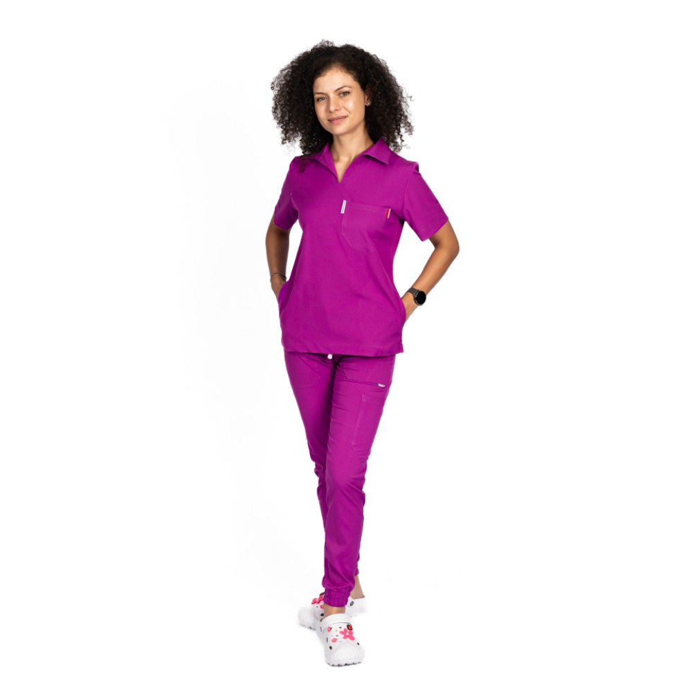 Costum de lucru cu elastan dama model polo magenta, cu bluza in V si pantaloni tip jogger, cu snur si elastic