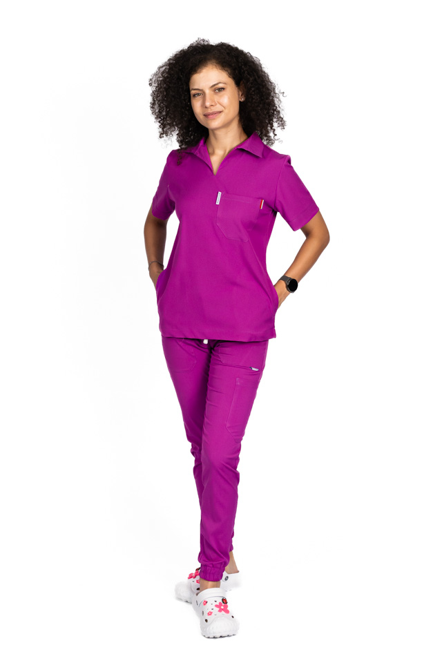 Costum de lucru cu elastan dama model polo magenta, cu bluza in V si pantaloni tip jogger, cu snur si elastic Costum de lucru cu elastan dama model polo magenta, cu bluza in V si pantaloni tip jogger, cu snur si elastic