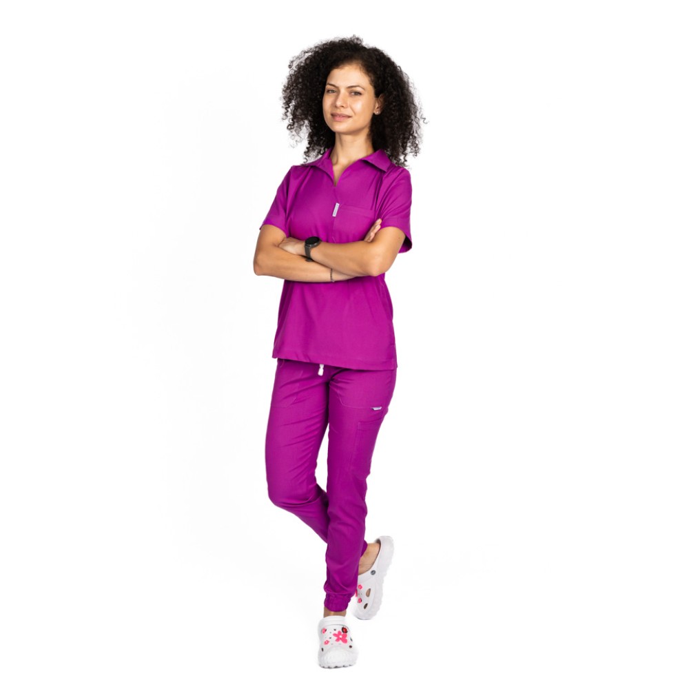 Costum de lucru cu elastan dama model polo magenta, cu bluza in V si pantaloni tip jogger, cu snur si elastic
