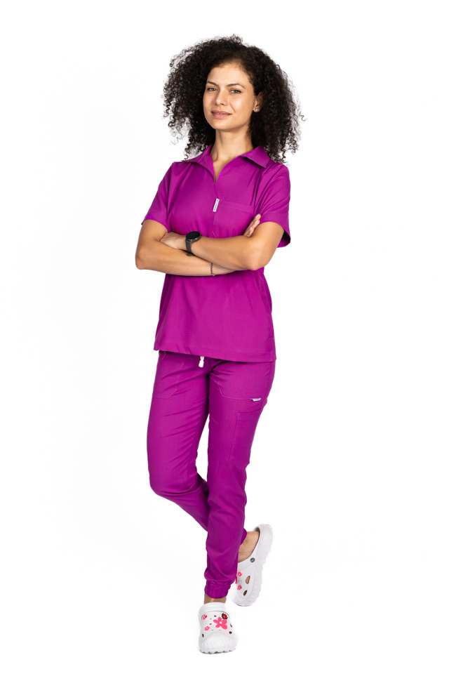 Costum de lucru cu elastan dama model polo magenta, cu bluza in V si pantaloni tip jogger, cu snur si elastic