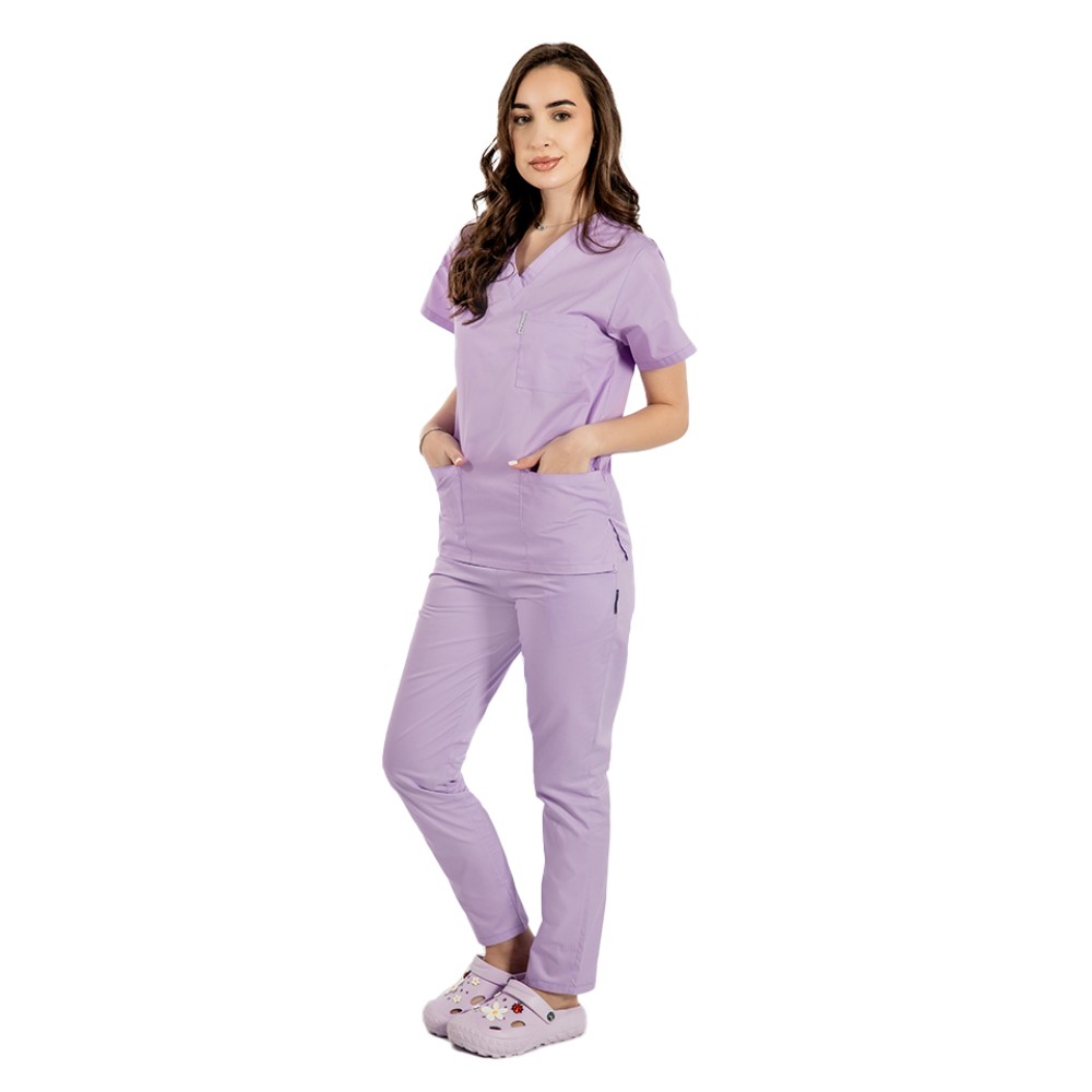 Uniforma de lucru dama lila, bluza cu anchior in V, trei buzunare si pantaloni cu elastic