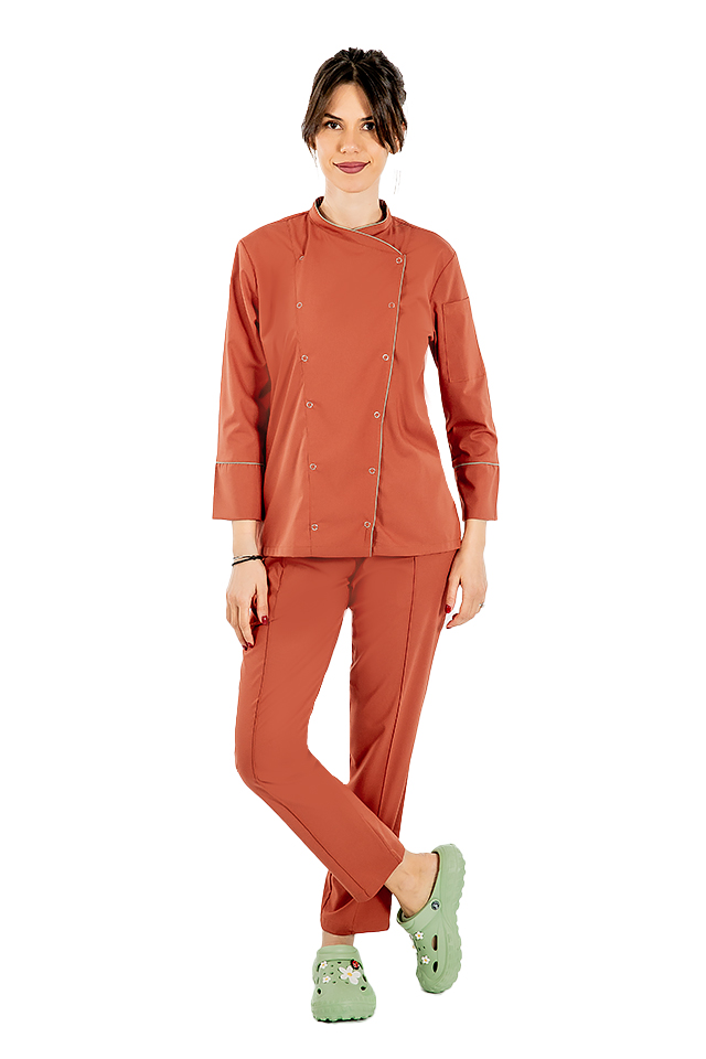 Uniforma bucatar dama caramel stretch tip tunica cu capse si pantaloni cu snur si elastic in talie