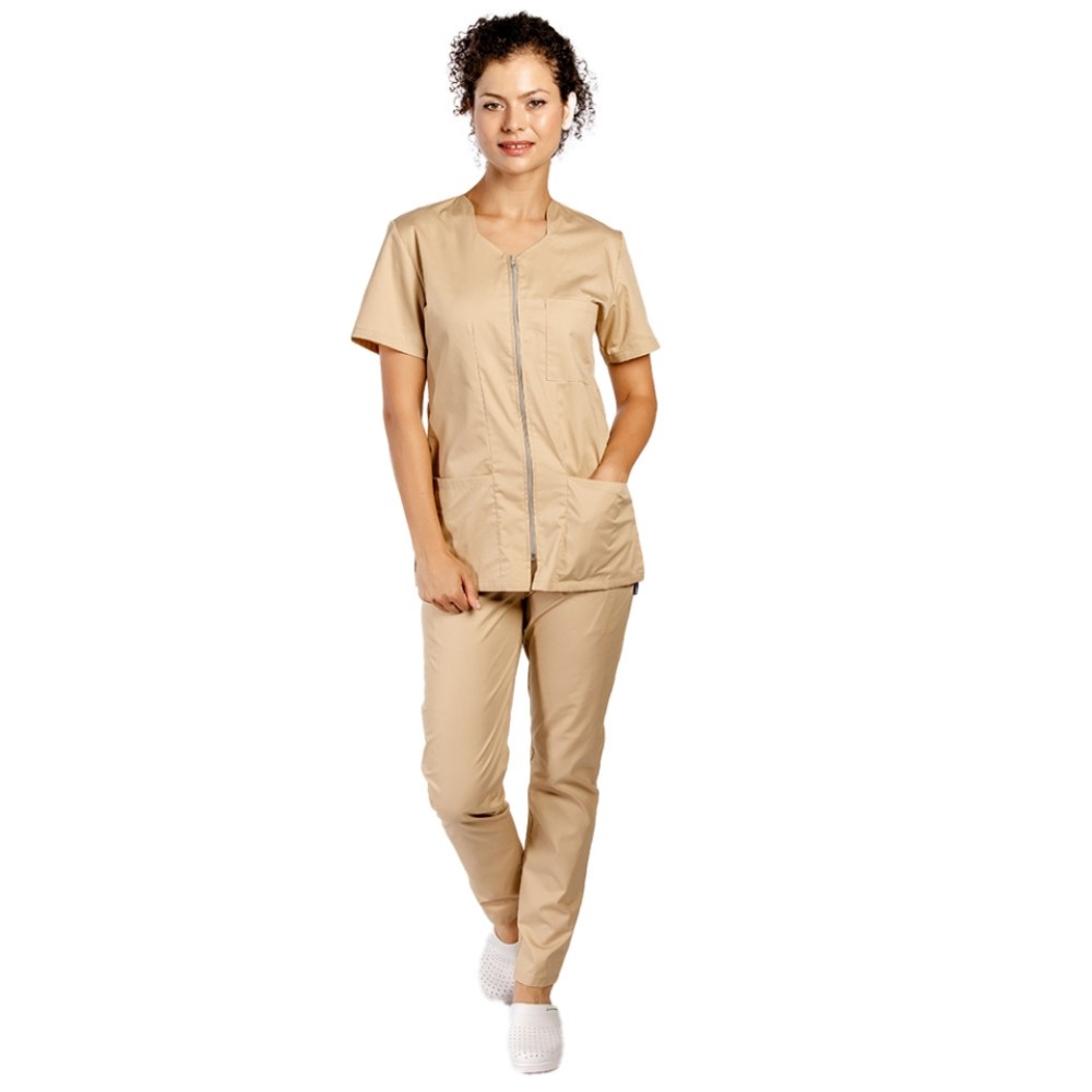 Uniforma de lucru crem cu bluza cu fermoar cambrata, trei buzunare aplicate si pantaloni crem cu elastic