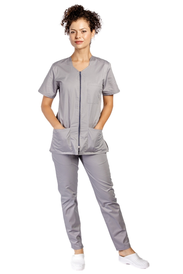Uniforma de lucru gri cu bluza cu fermoar cambrata, trei buzunare aplicate si pantaloni gri cu elastic