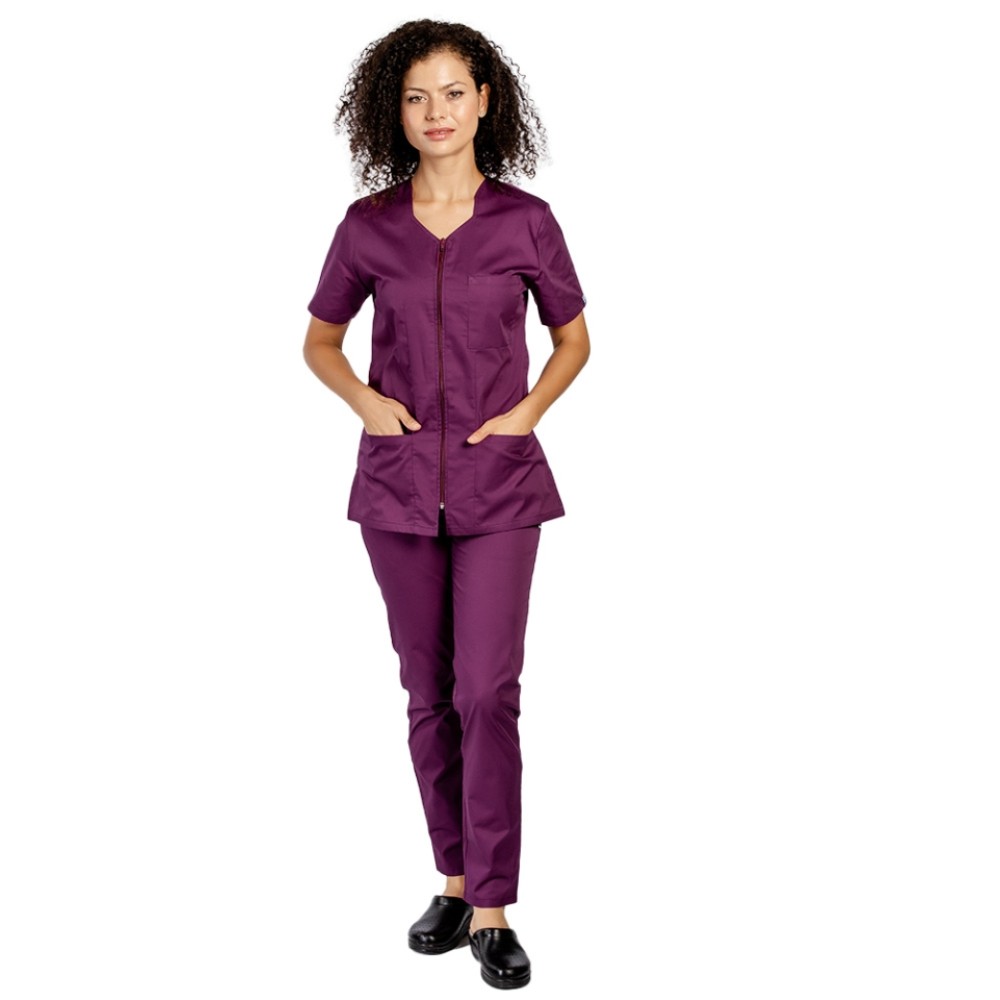 Uniforma de lucru visina cu bluza cu fermoar cambrata, trei buzunare aplicate si pantaloni visina cu elastic