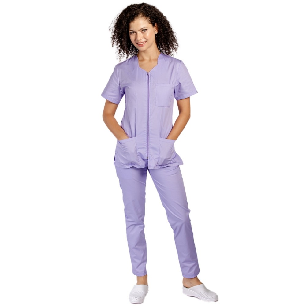 Uniforma de lucru lila, bluza cu fermoar cambrata, trei buzunare si pantaloni cu elastic