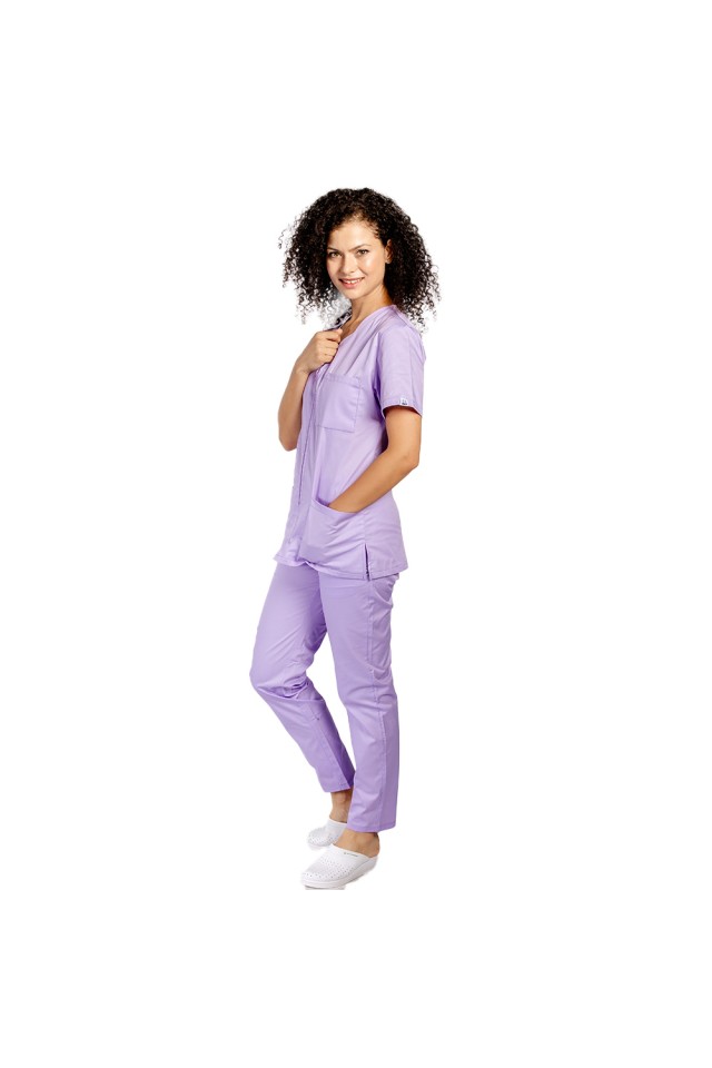 Uniforma de lucru lila, bluza cu fermoar cambrata, trei buzunare si pantaloni cu elastic