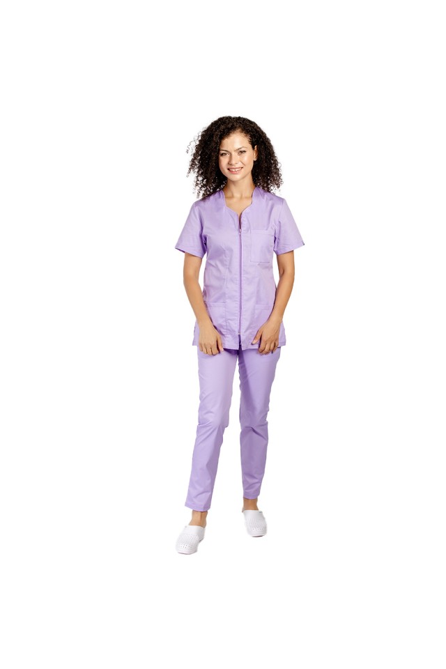 Uniforma de lucru lila, bluza cu fermoar cambrata, trei buzunare si pantaloni cu elastic