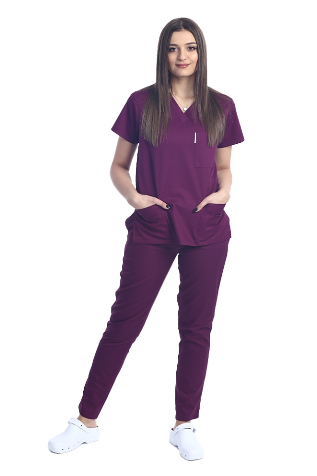 Uniforma de lucru dama visina, bluza cu anchior in V, trei buzunare si pantaloni cu elastic..